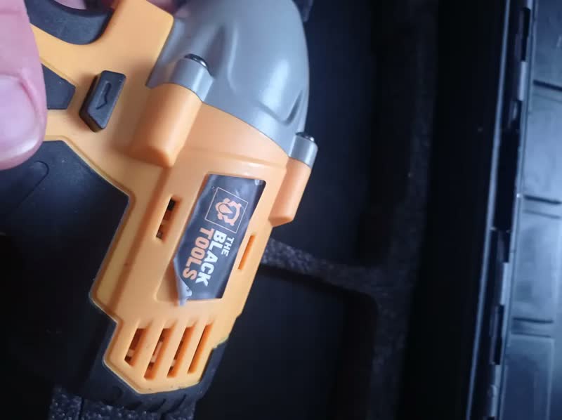 foto de Kit Chave De Impacto 21v Furadeira Parafusadeira Brushless Sem Fio Bateria 4000mah Mandril 13mm 1/2 Pol The Black Tools