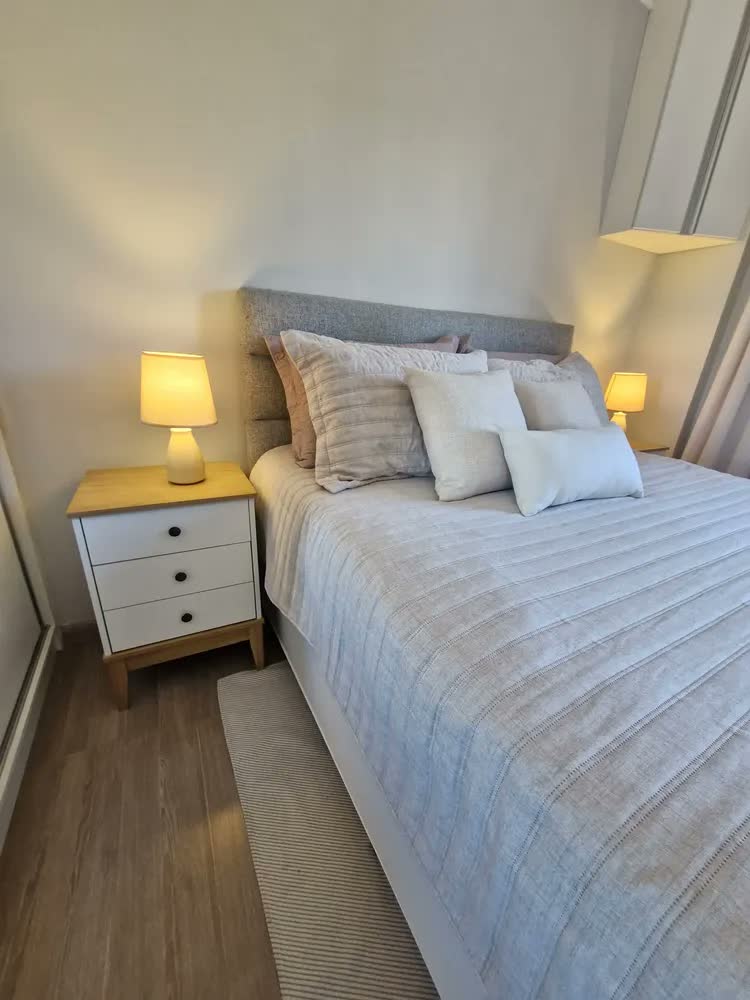 foto de Mesa de Cabeceira 3 Gavetas Estilo Clássico Movelbento MB1021 Criado Mudo Madeira Pés Maciços Corrediça Metálica Design Colonial Quarto Organizador Compacto de Apoio Resistente Multiuso Mel Oliva