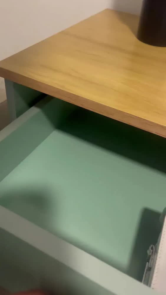 foto de Mesa de Cabeceira 3 Gavetas Estilo Clássico Movelbento MB1021 Criado Mudo Madeira Pés Maciços Corrediça Metálica Design Colonial Quarto Organizador Compacto de Apoio Resistente Multiuso Mel Oliva