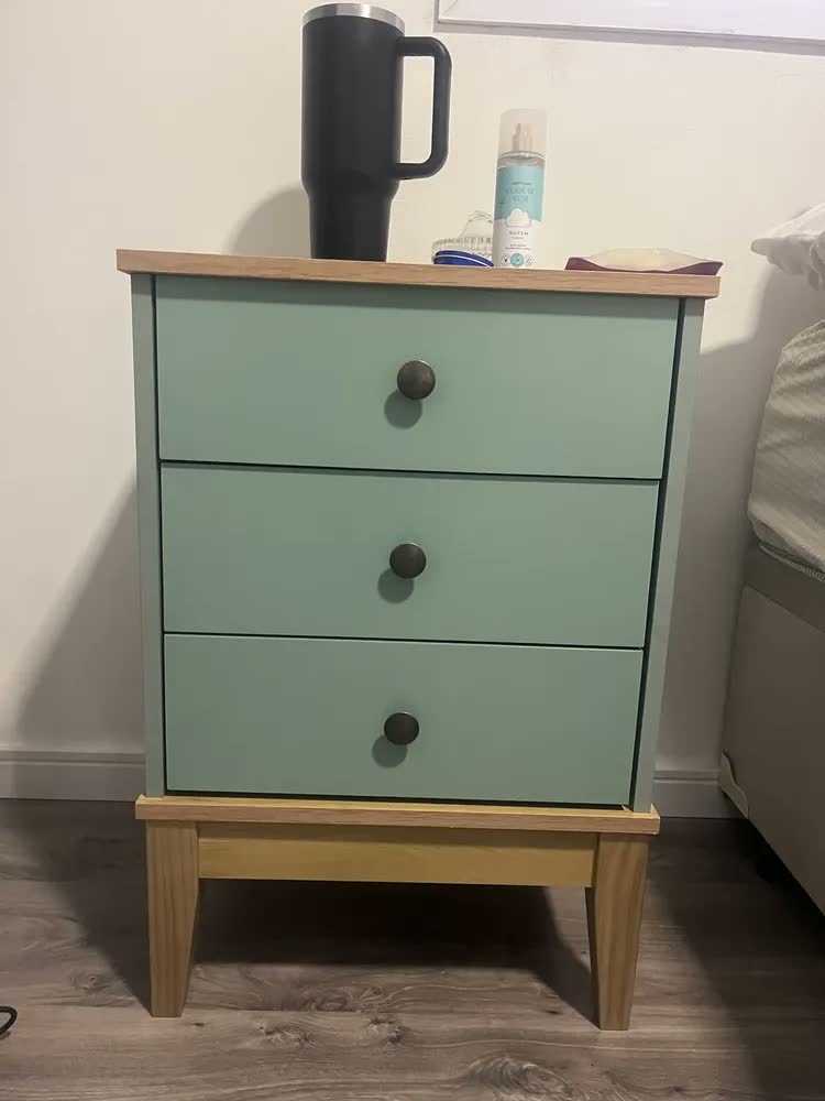 foto de Mesa de Cabeceira 3 Gavetas Estilo Clássico Movelbento MB1021 Criado Mudo Madeira Pés Maciços Corrediça Metálica Design Colonial Quarto Organizador Compacto de Apoio Resistente Multiuso Mel Oliva