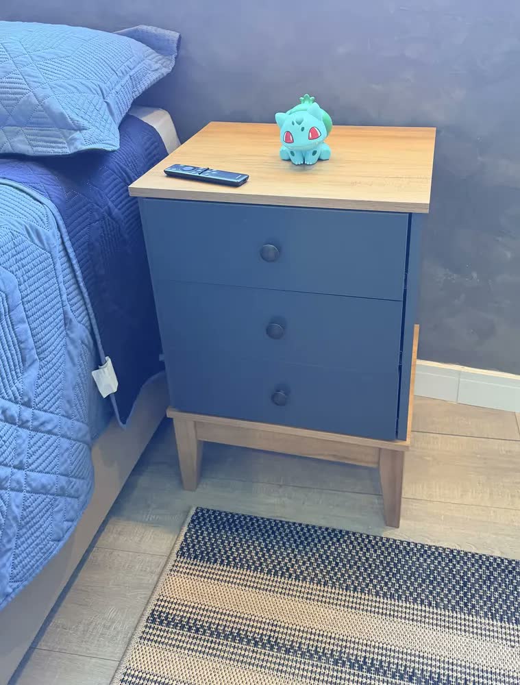 foto de Mesa de Cabeceira 3 Gavetas Estilo Clássico Movelbento MB1021 Criado Mudo Madeira Pés Maciços Corrediça Metálica Design Colonial Quarto Organizador Compacto de Apoio Resistente Multiuso Mel Oliva