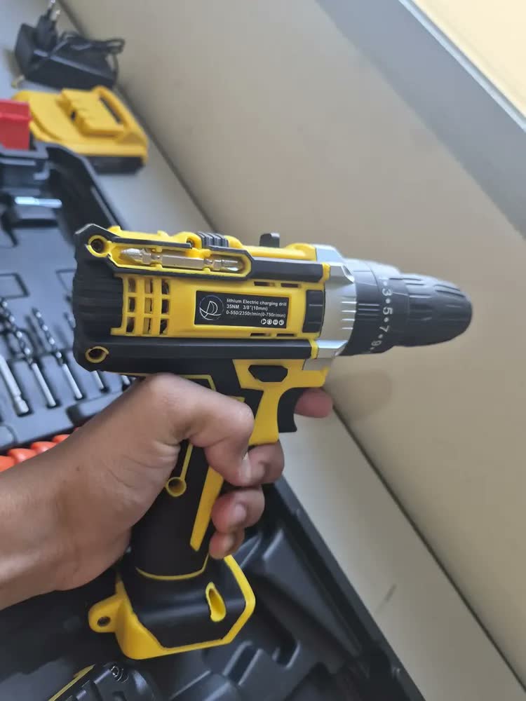foto de Parafusadeira Furadeira de impacto 3 Funções Profissional 2 Baterias Sem Fio Cor Amarelo