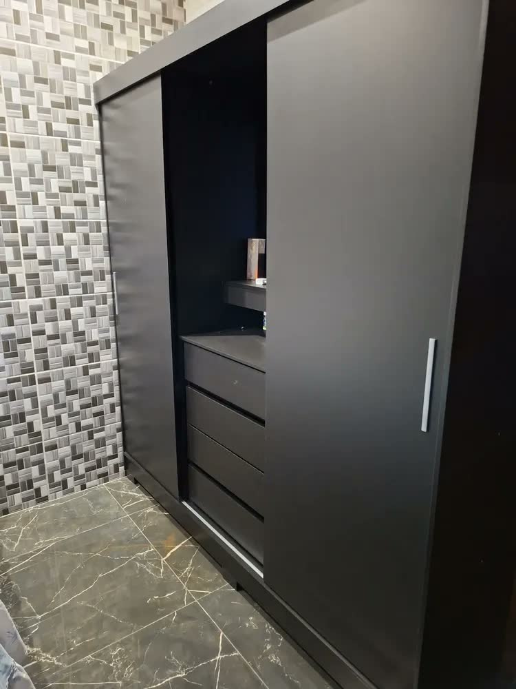 foto de Guarda-roupa Italo Casal 2 Portas De Correr Com Espelho e Porta Jóia Cor Preto Fosco