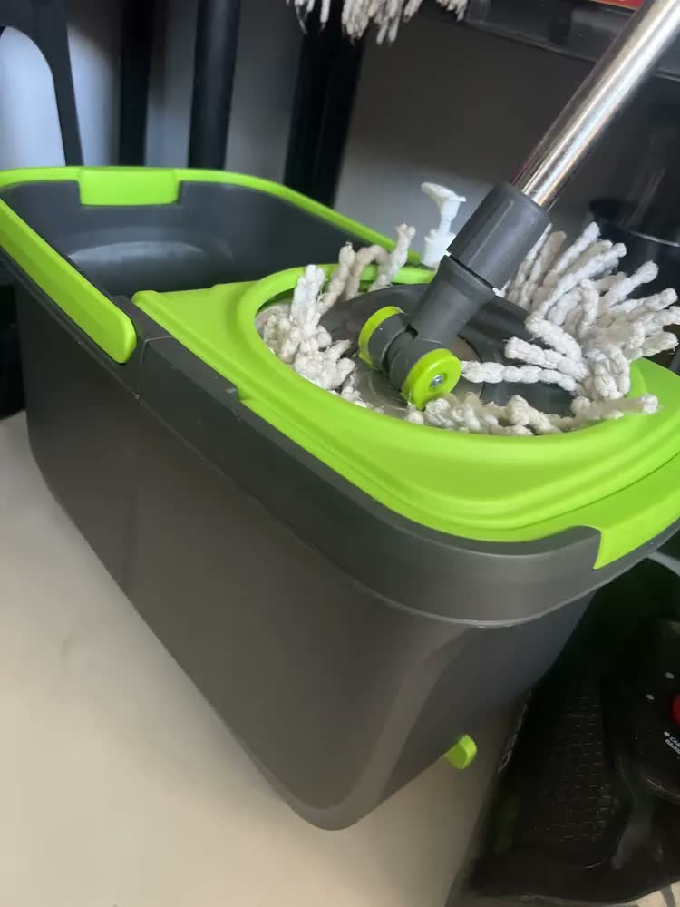 foto de Mop Giratorio 16 Litros Com Cesto Em Inox Flytex -c/ 3 Refil Cor Preto