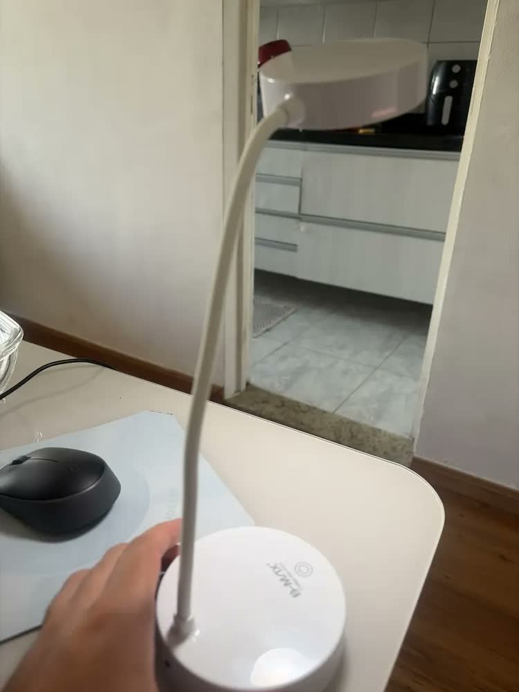 foto de Luminária De Mesa Touch 20 Leds Flexível Estudo Leitura Compacta Escritorio Abajur Escritório Branco Nano Bateria