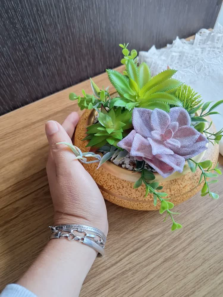 foto de Arranjo de Suculenta Artificial em Vaso Ikebana Preto Fosco para Mesa e Sala