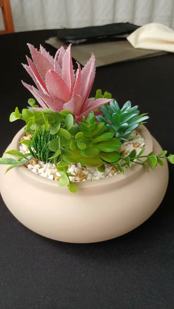 foto de Arranjo de Suculenta Artificial em Vaso Ikebana Preto Fosco para Mesa e Sala