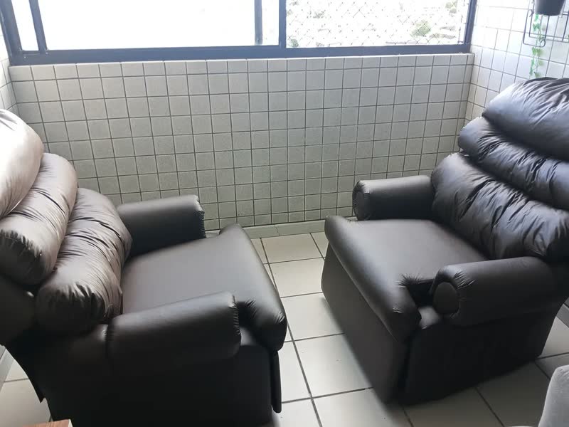 foto de Poltrona Do Papai Sofisticada Confortável Reclinável Cor Marrom-escuro Material Do Estofamento Corino Top Sofas