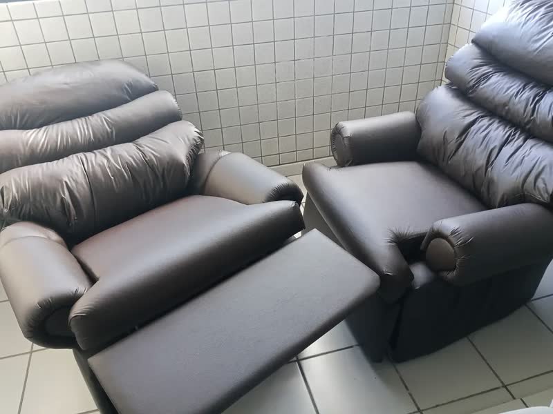 foto de Poltrona Do Papai Sofisticada Confortável Reclinável Cor Marrom-escuro Material Do Estofamento Corino Top Sofas
