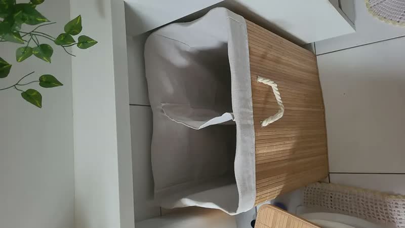foto de Cesto Duplo de Bambu para Roupas Sujas com Divisórias e Tampa