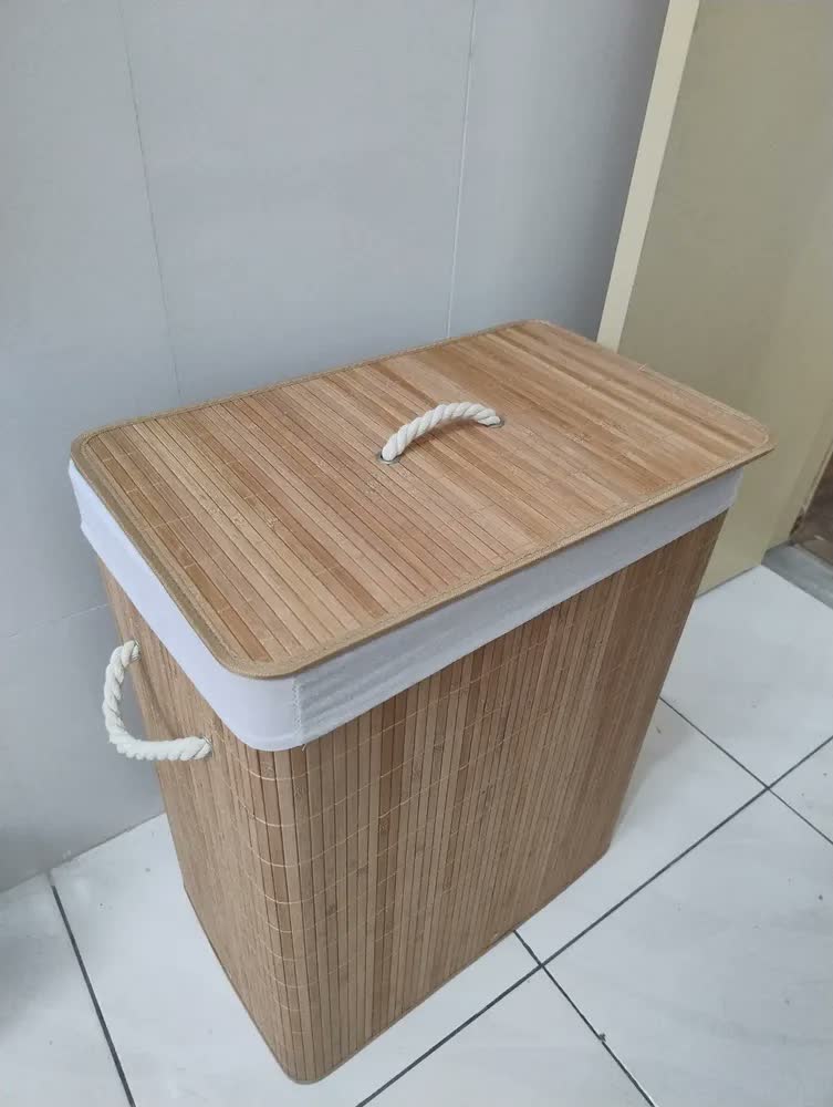 foto de Cesto Duplo de Bambu para Roupas Sujas com Divisórias e Tampa