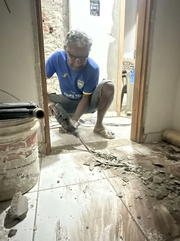foto de Martelete Furadeira Sds Gbh 2-24d 820w + Maleta Bosch Cor Azul