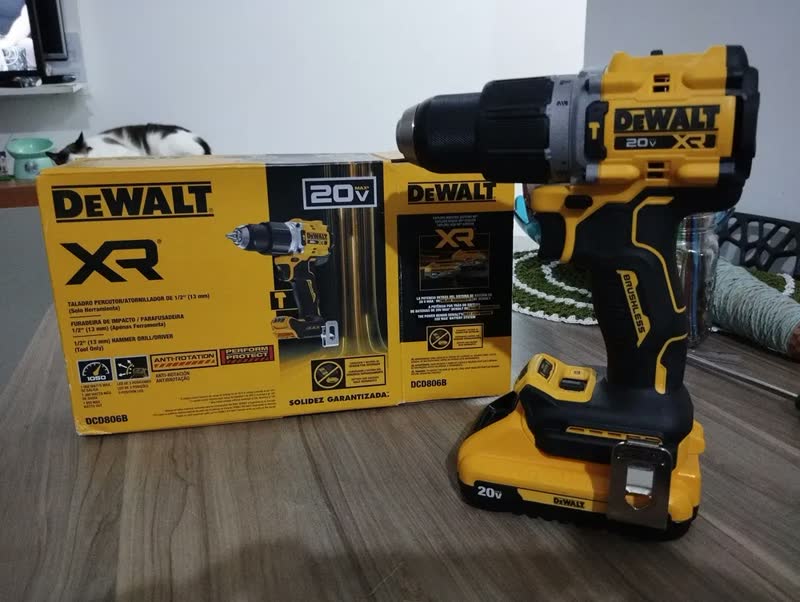 foto de Parafusadeira Furadeira De Impacto 1/2 20v Dcd806 Dewalt