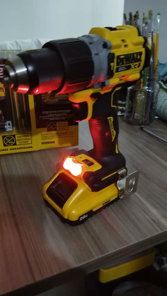 foto de Parafusadeira Furadeira De Impacto 1/2 20v Dcd806 Dewalt