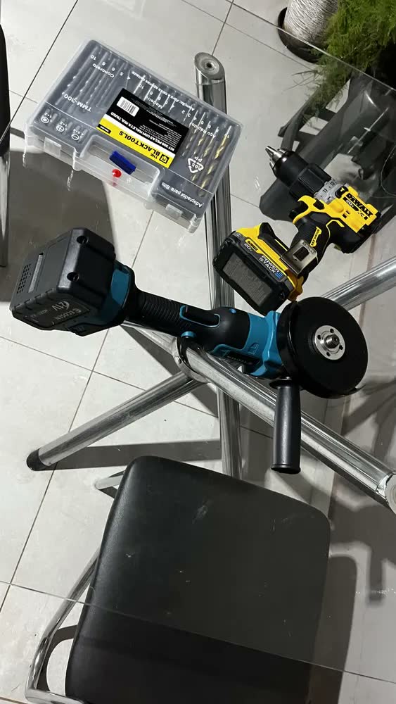 foto de Parafusadeira Furadeira De Impacto 1/2 20v Dcd806 Dewalt