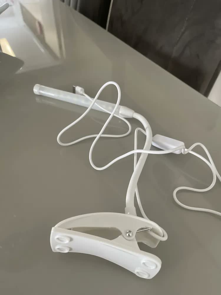 foto de Luminária Flexível Led Mesa Com Clip Branco 40cm C/ Prendedor P/ Manicure Leitura Cabo Usb
