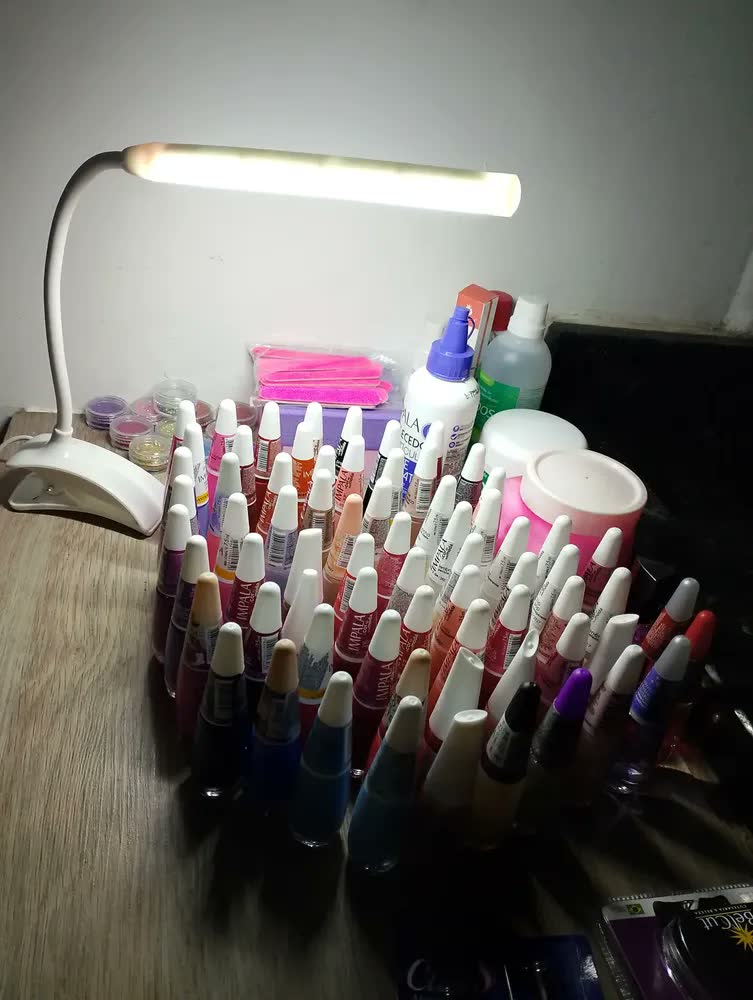 foto de Luminária Flexível Led Mesa Com Clip Branco 40cm C/ Prendedor P/ Manicure Leitura Cabo Usb