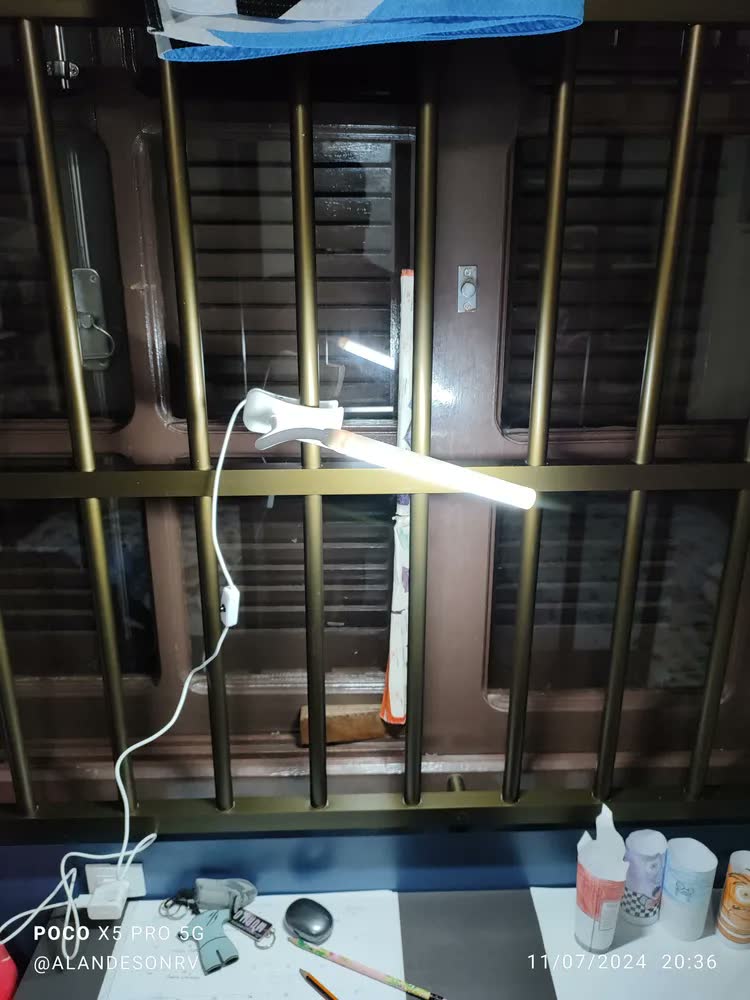 foto de Luminária Flexível Led Mesa Com Clip Branco 40cm C/ Prendedor P/ Manicure Leitura Cabo Usb