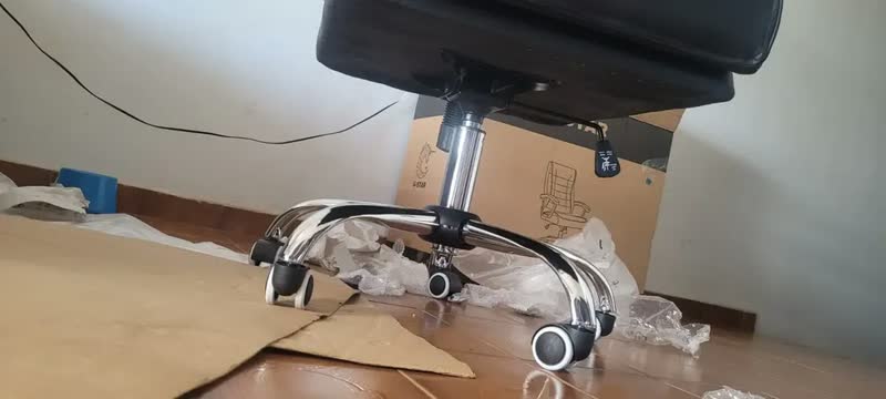 foto de Cadeira de Escritório Presidente Ergonômica Com 42 Molas Ensacadas, Sistema Relax Com Trava, Pillow Top, U-Star Big 150KG