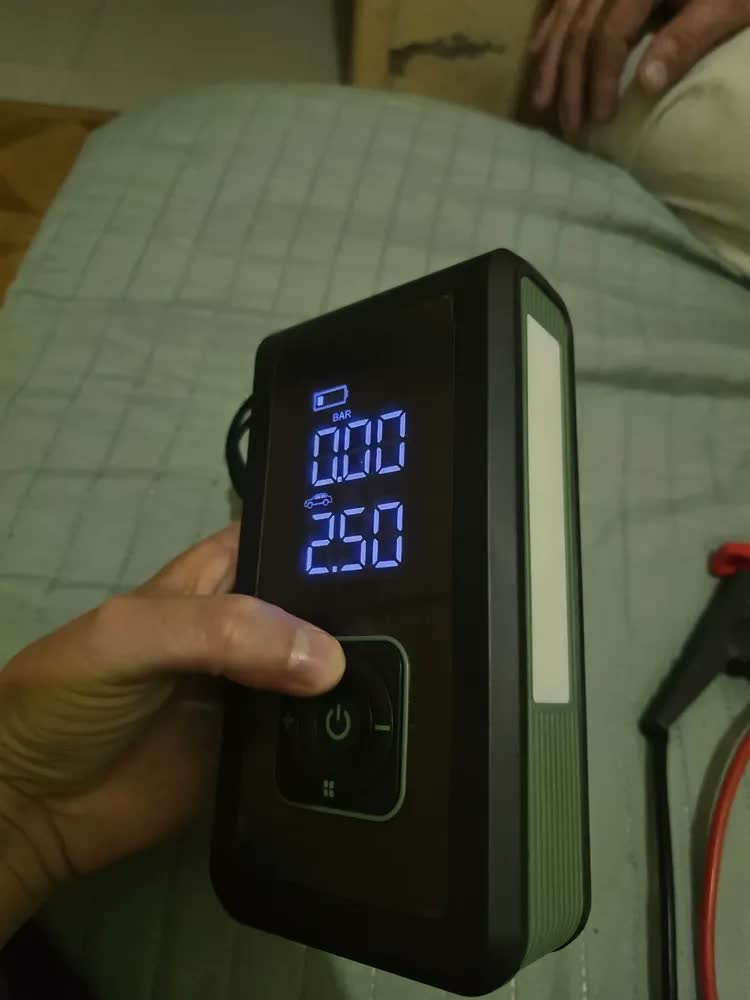 foto de Mini Compressor de Ar Digital Portátil para Pneus e Partida de Emergência