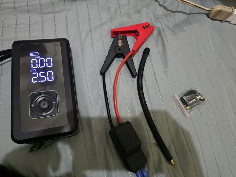 foto de Mini Compressor de Ar Digital Portátil para Pneus e Partida de Emergência