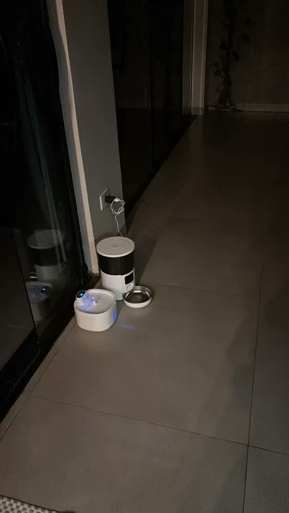 foto de Bebedouro Automático New Pet para Gato e Cão 2.6L Sensor Sem Fio