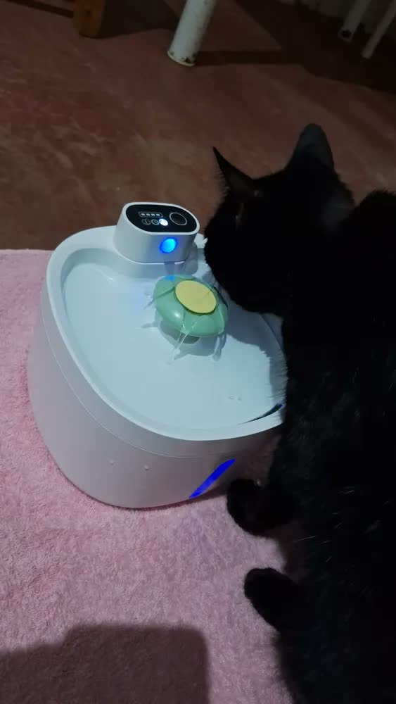 foto de Bebedouro Automático New Pet para Gato e Cão 2.6L Sensor Sem Fio