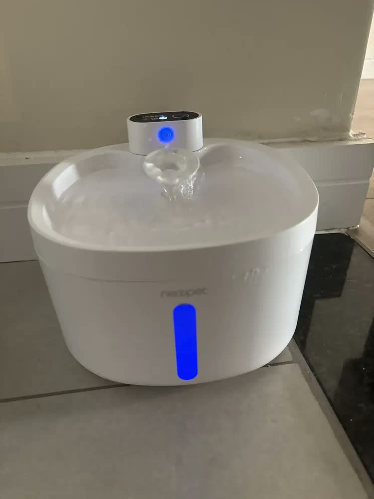 foto de Bebedouro Automático New Pet para Gato e Cão 2.6L Sensor Sem Fio