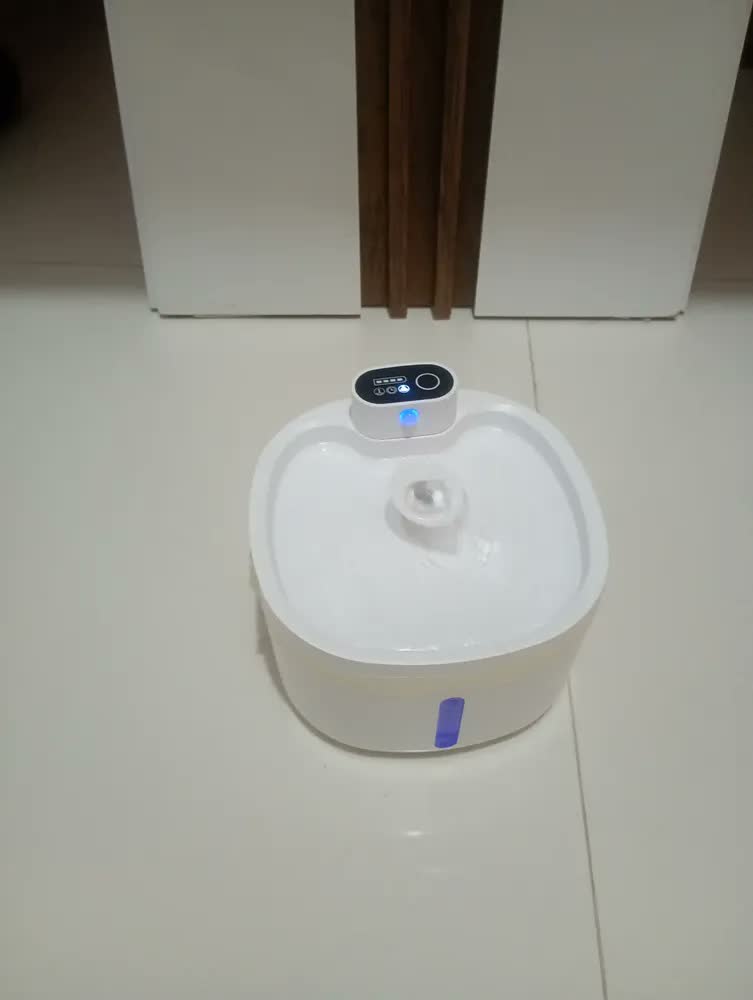 foto de Bebedouro Automático New Pet para Gato e Cão 2.6L Sensor Sem Fio