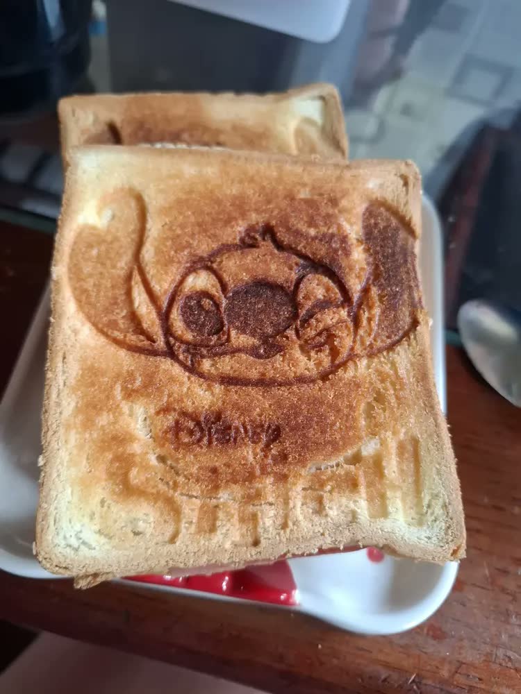 foto de Sanduicheira Elétrica Mallory Stitch – Placas com Design Exclusivo, Superfície Antiaderente