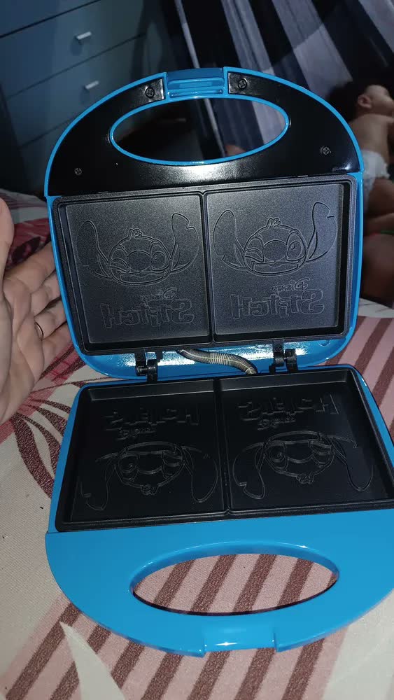 foto de Sanduicheira Elétrica Mallory Stitch – Placas com Design Exclusivo, Superfície Antiaderente