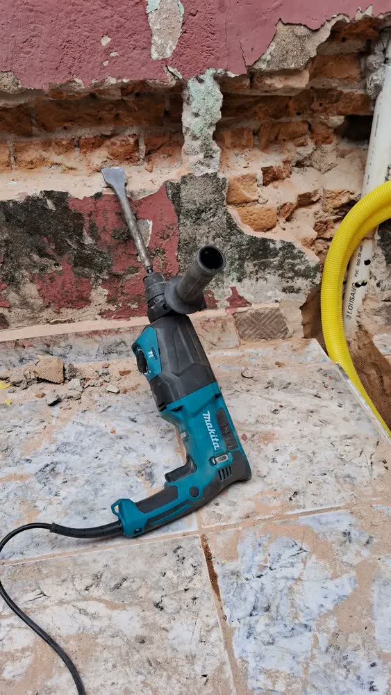 foto de Martelete Combinado 800w Sds Plus Hr2670 Profissional Makita Cor Azul-turquesa