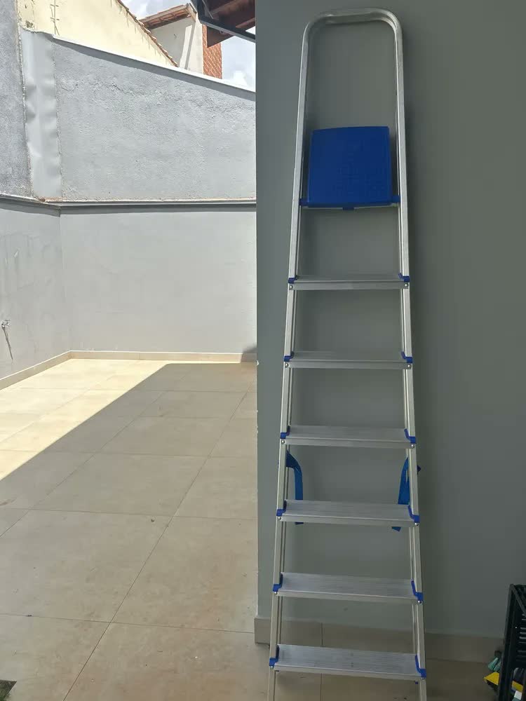 foto de Escada De Alumínio Dobrável 7 Degraus Reforça Uso Doméstico