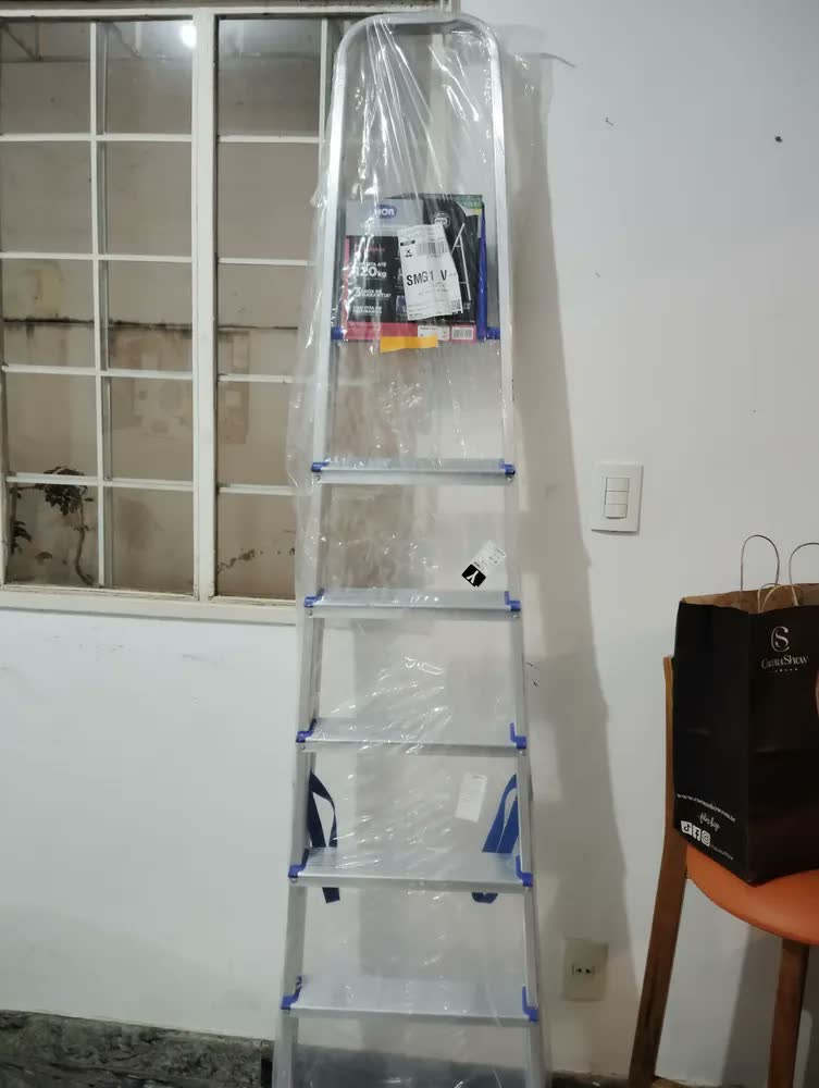 foto de Escada De Alumínio Dobrável 7 Degraus Reforça Uso Doméstico
