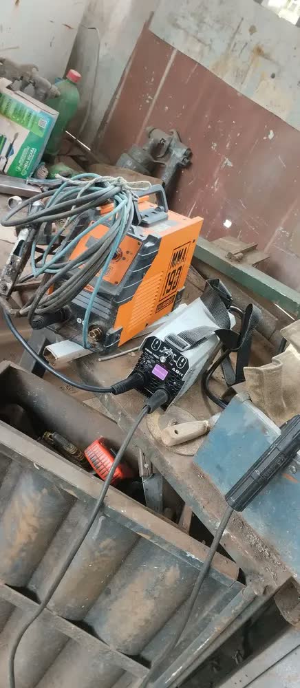 foto de Máquina Inversora de Solda Portátil Mini 120A MMA Eletrodo Revestido Sem Gás 50/60Hz + Acessórios