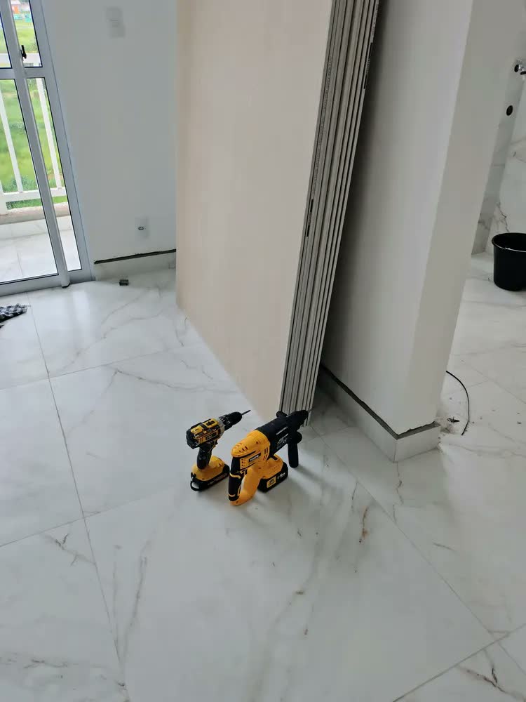 foto de Martelete Rotativo Perfurador 2 Baterias C/ Impacto Sds 21v Amarelo 50/60hz The Black Tools