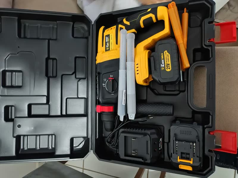 foto de Martelete Rotativo Perfurador 2 Baterias C/ Impacto Sds 21v Amarelo 50/60hz The Black Tools
