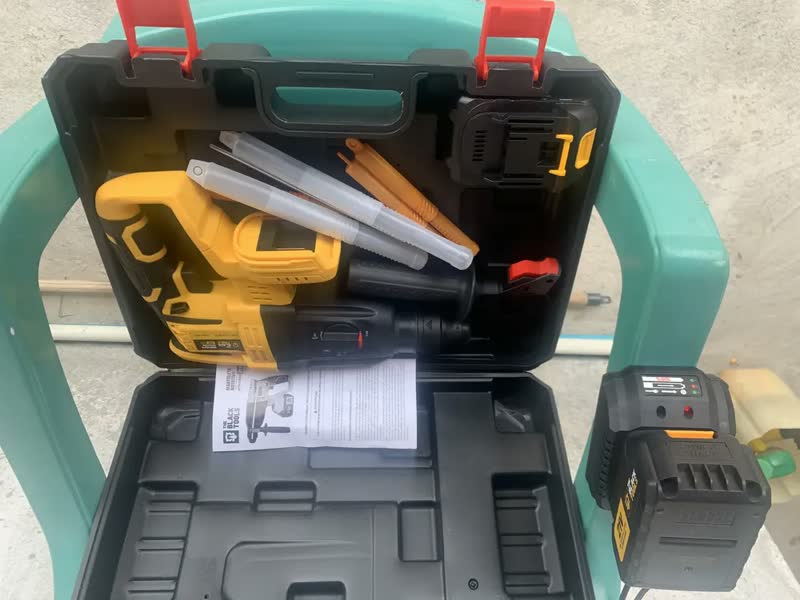 foto de Martelete Rotativo Perfurador 2 Baterias C/ Impacto Sds 21v Amarelo 50/60hz The Black Tools