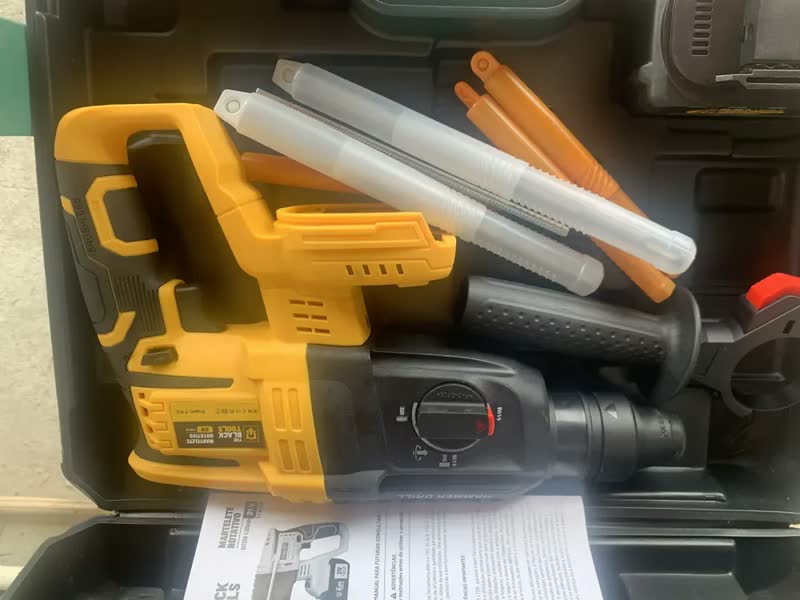 foto de Martelete Rotativo Perfurador 2 Baterias C/ Impacto Sds 21v Amarelo 50/60hz The Black Tools