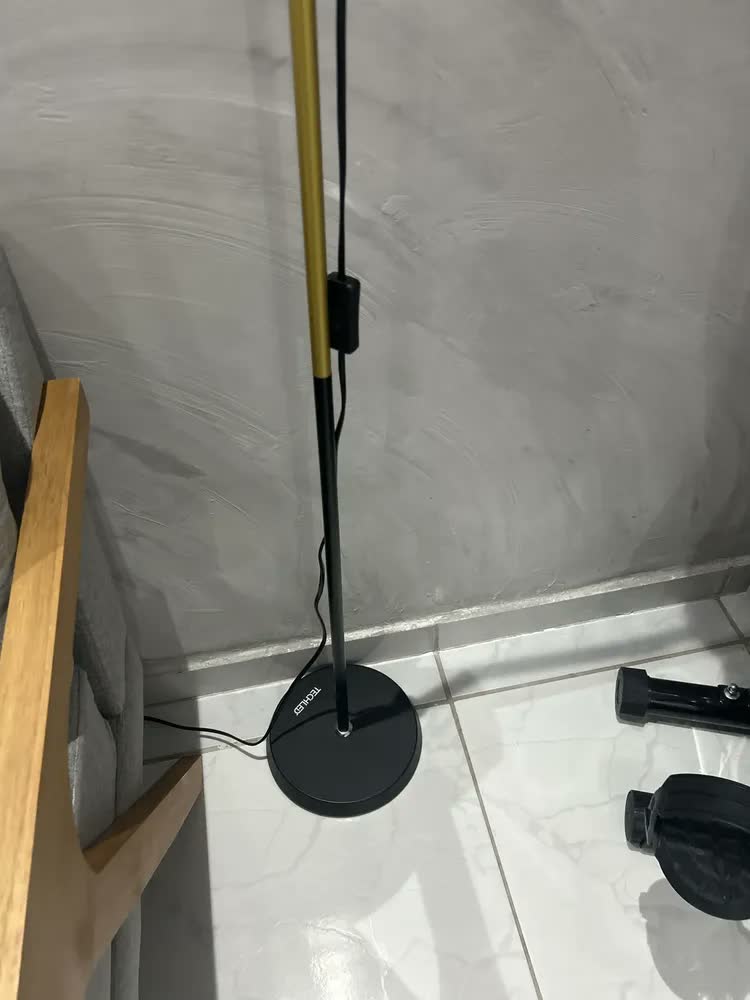 foto de Luminária Chao De Piso Design Elegante Abajur De Chão