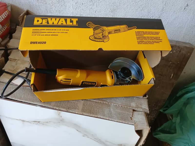 foto de Kit Esmerilhadeira Lixadeira Angular Dewalt Disco Inox 800w Cor Amarelo Frequência 50 Hz/60 Hz