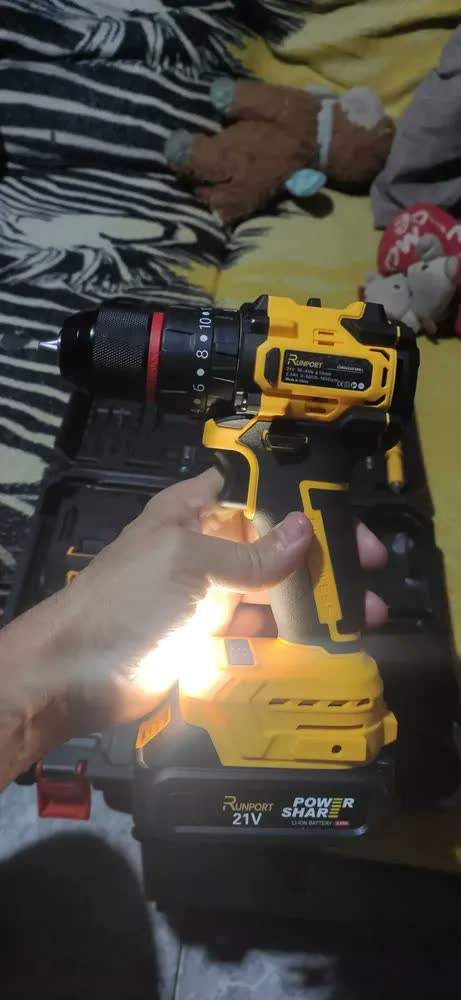 foto de Furadeira Parafusadeira Impacto Runport Brushless 21V Sem Fio 45Nm 2 Baterias 2.0Ah Carregador Rápido Kit Brocas Bits Soquetes Acessórios