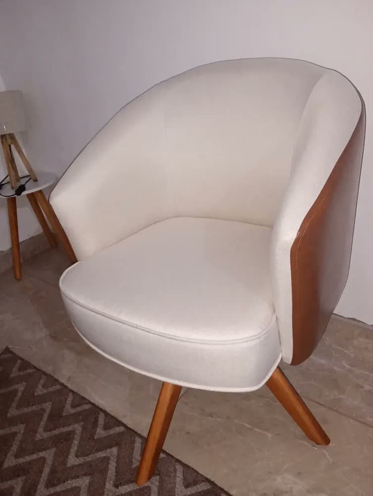 foto de Poltrona Decorativa Giratória Cadeira Base Madeira Conforto