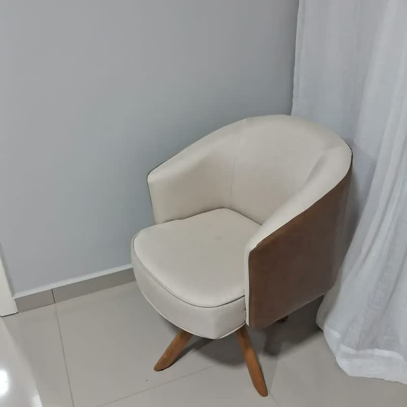 foto de Poltrona Decorativa Giratória Cadeira Base Madeira Conforto