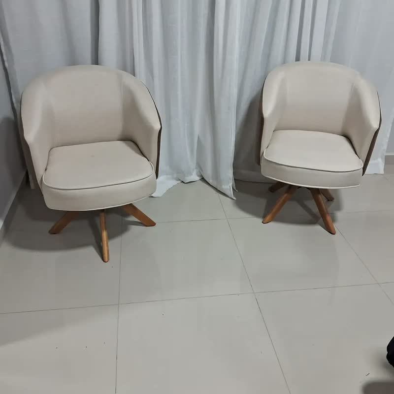 foto de Poltrona Decorativa Giratória Cadeira Base Madeira Conforto