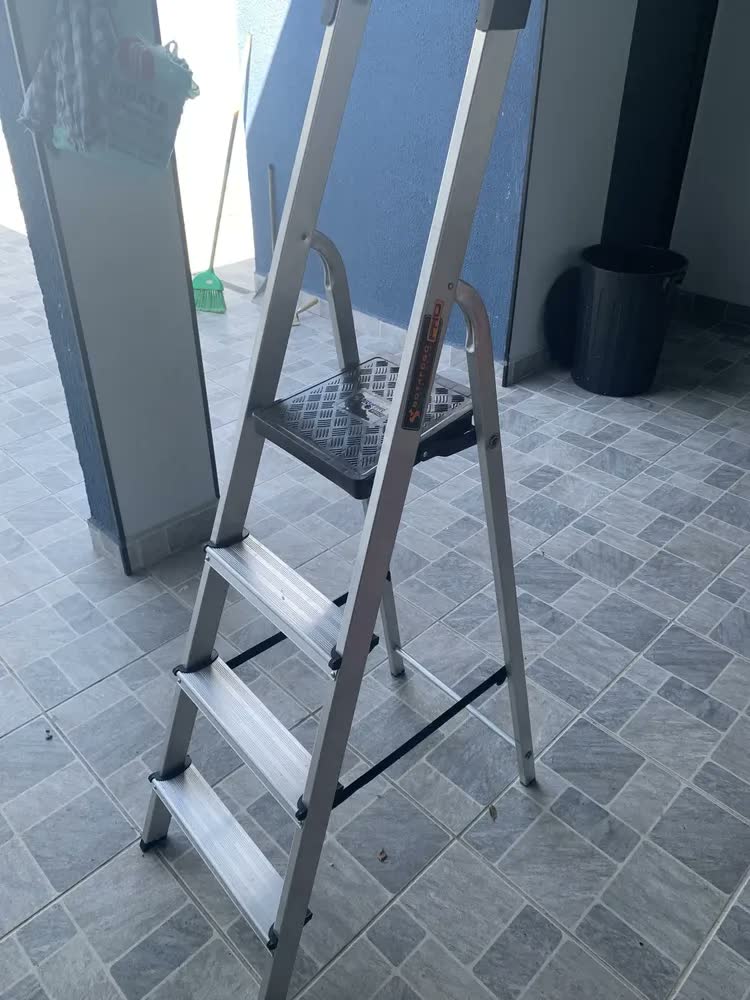 foto de Escada Doméstica Alumínio 4 Degraus Botafogo ESC0024 Dobrável 150kg