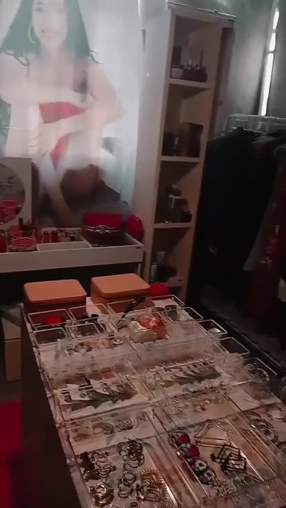 foto de Cabideiro Arara Chão Com Sapateira Moderno Loja Quarto Preto