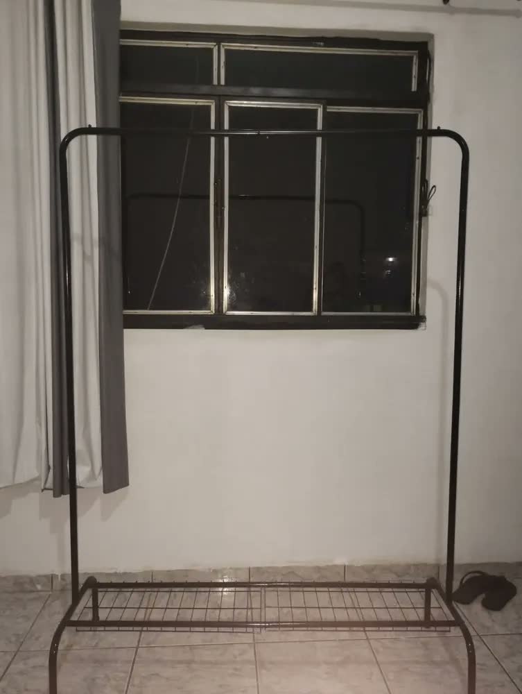 foto de Cabideiro Arara Chão Com Sapateira Moderno Loja Quarto Preto