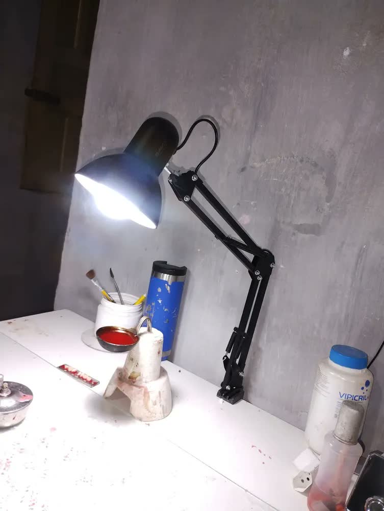 foto de Luminária De Mesa Leitura Estudo Escritório Quarto Trabalho Manicure Salão De Beleza Abajur Articulada 360° 2x1 Com Garra Flex E Base A+ Utilidades Preta