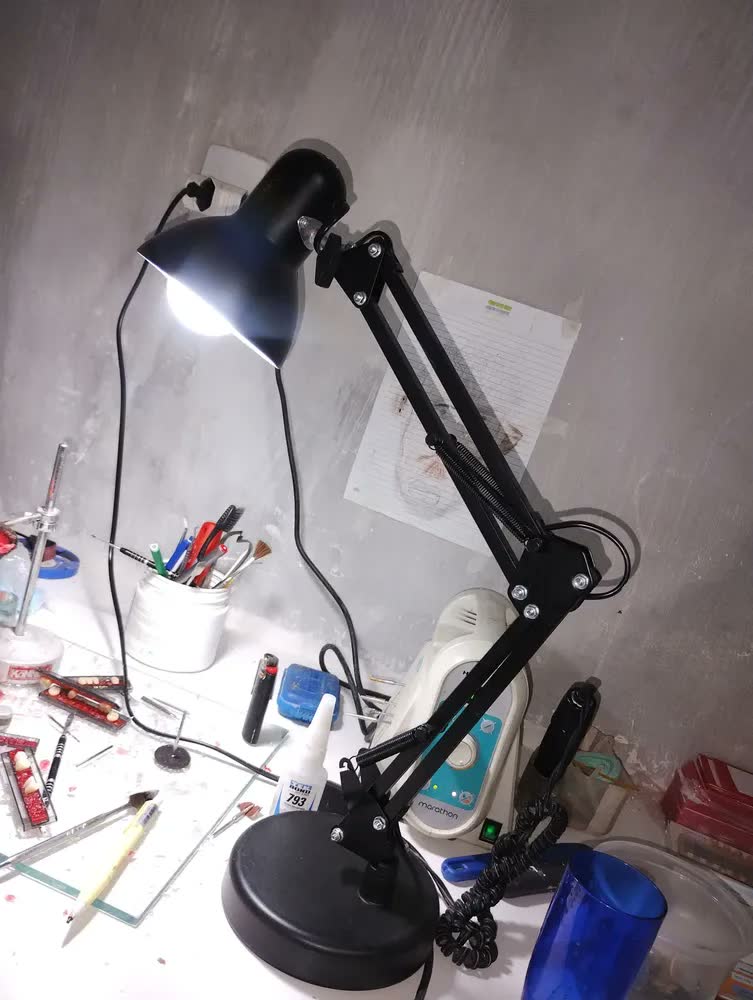 foto de Luminária De Mesa Leitura Estudo Escritório Quarto Trabalho Manicure Salão De Beleza Abajur Articulada 360° 2x1 Com Garra Flex E Base A+ Utilidades Preta